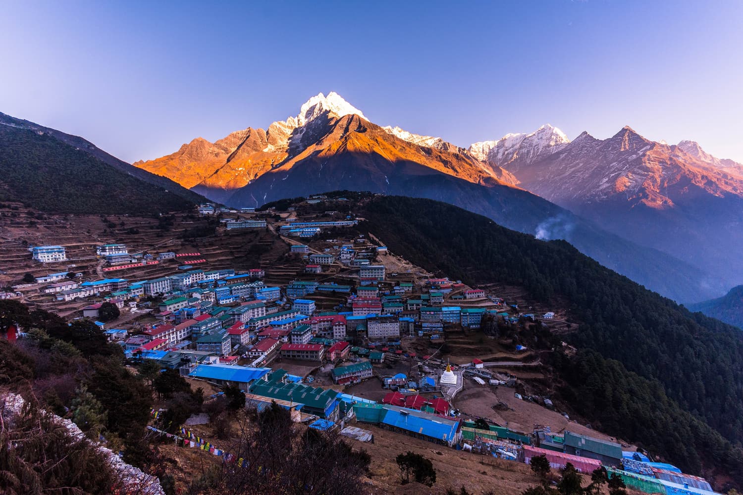 Namche Bazaar bei Sonnenaufgang, das erste Licht auf den Gipfeln über dem Ort
