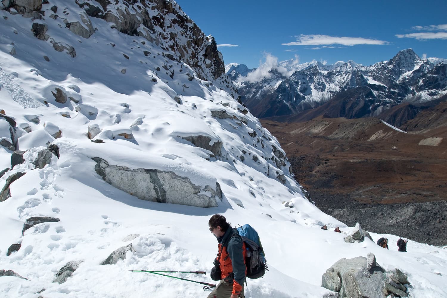Ein Trekker überquert den verschneiten Cho-La-Pass