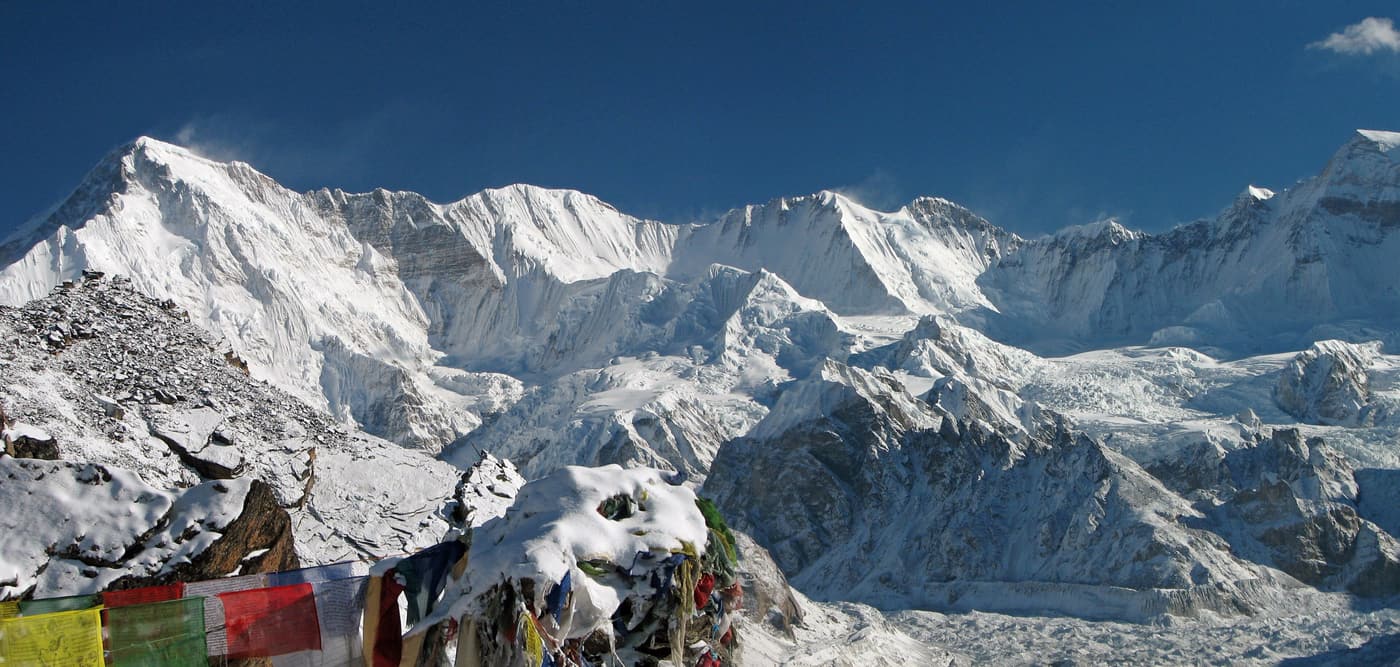 Die Schneewand des Cho Oyu vom Gokyo Ri aus, mit Gebetsfahnen