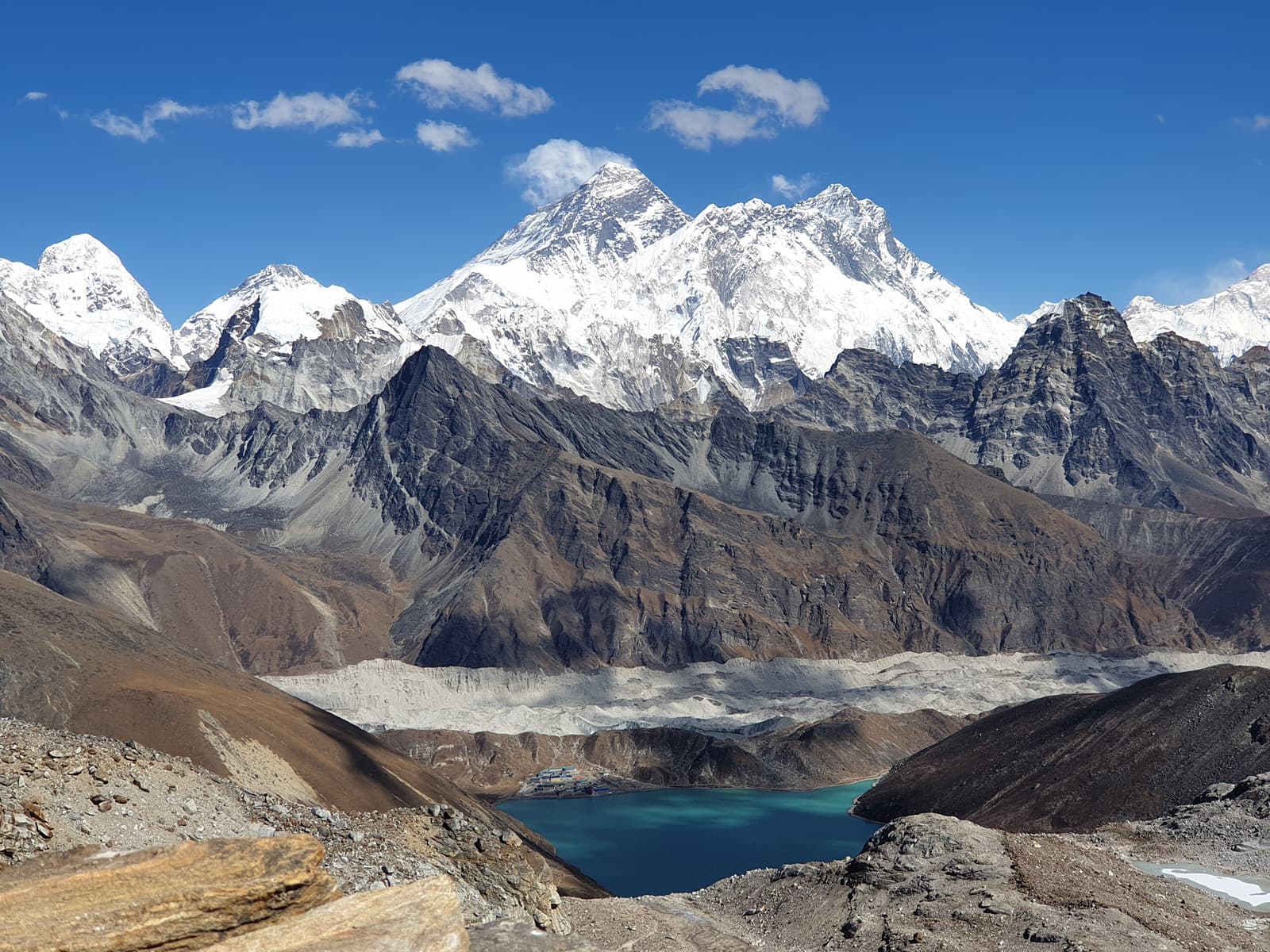 Der Everest über dem Gokyo-See, vom Renjo La aus gesehen